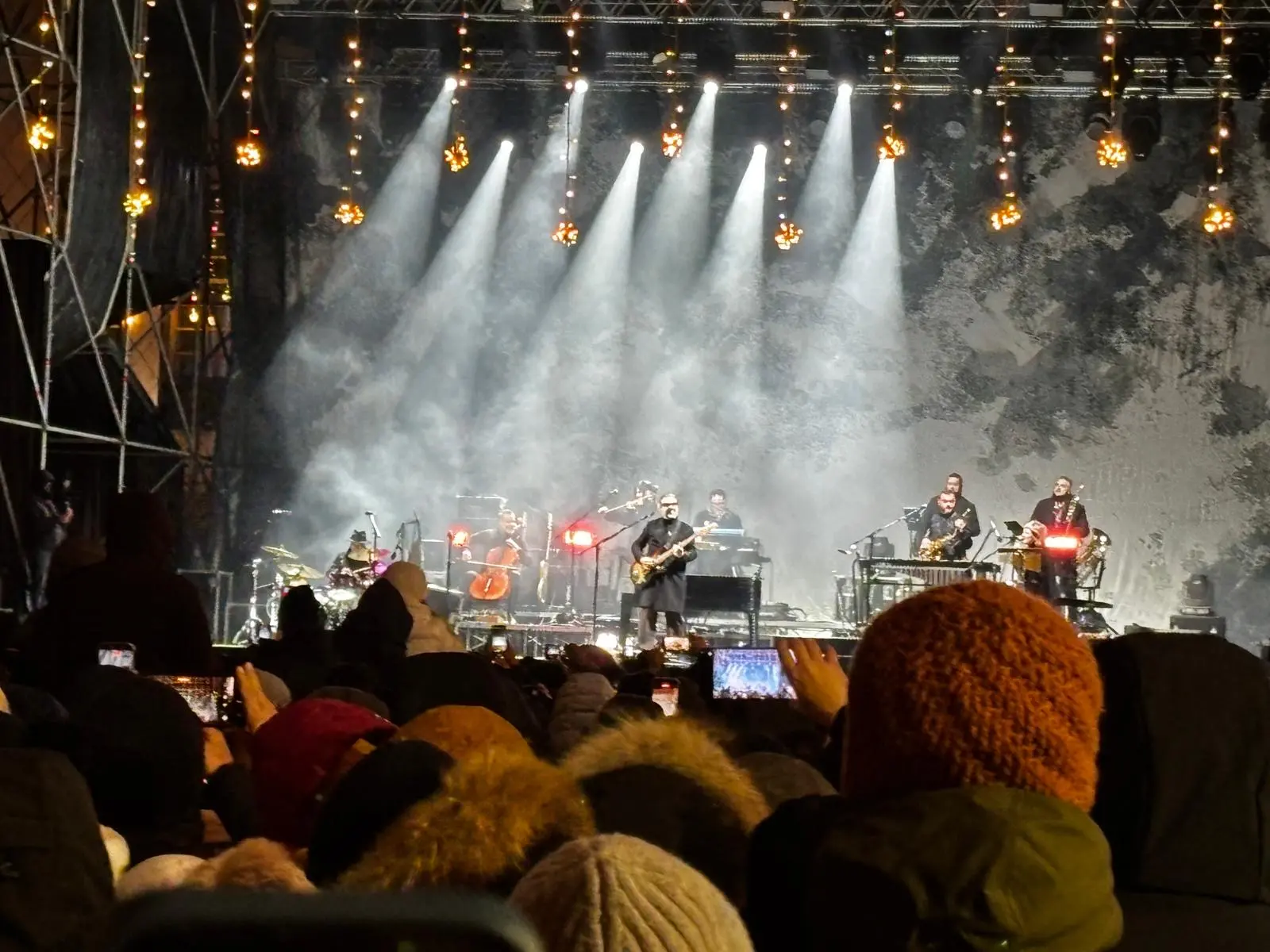 Capodanno a Cosenza, la musica vince sul gelo: bagno di folla per Brunori\n
