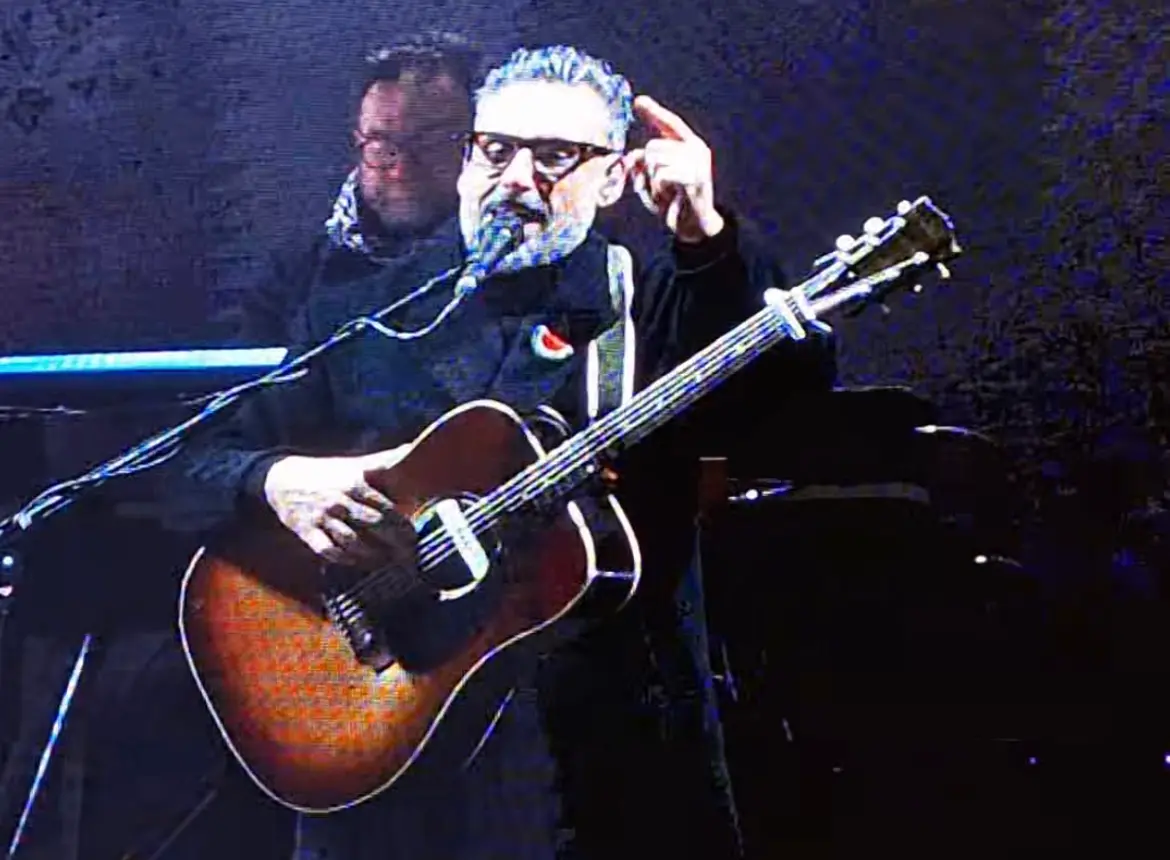 Brunori a Cosenza come gli Oasis a Manchester, ovazione per Dario nella notte di Capodanno\n