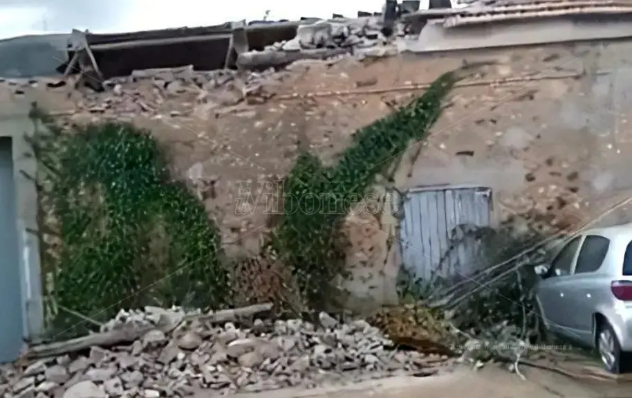 Vibo Marina, crolla il tetto di una struttura disabitata nella zona del Porto: attimi di paura ma nessun ferito\n