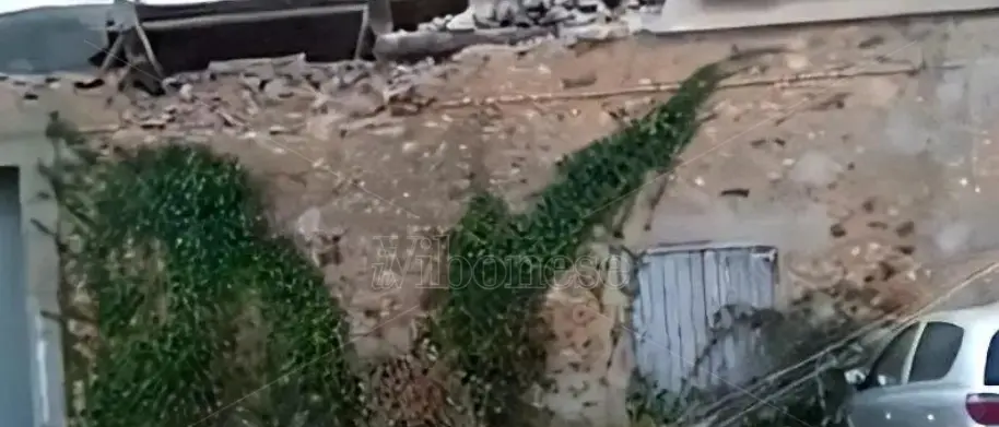 Vibo Marina, crolla il tetto di una struttura disabitata nella zona del Porto: attimi di paura ma nessun ferito\n