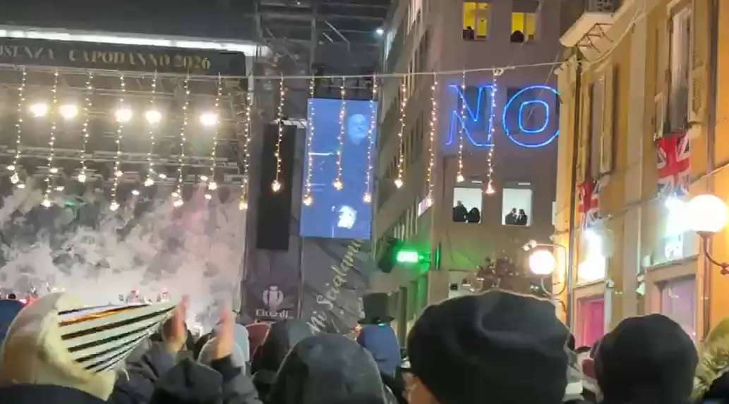 «Vogliamo la musica ma pure l'acqua»: a Cosenza i muri parlano alla fine del concerto di Brunori | VIDEO\n
