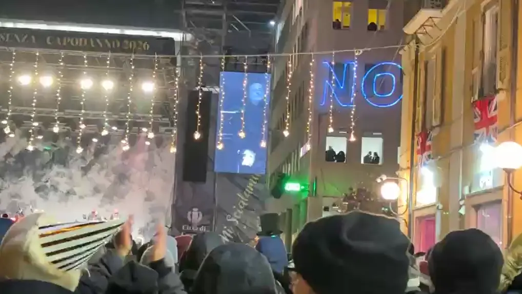 «Vogliamo la musica ma pure l'acqua»: a Cosenza i muri parlano alla fine del concerto di Brunori