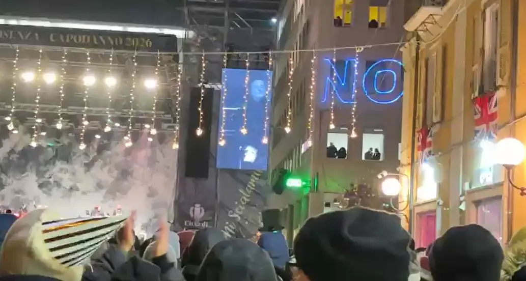 «Vogliamo la musica ma pure l'acqua»: a Cosenza i muri parlano alla fine del concerto di Brunori