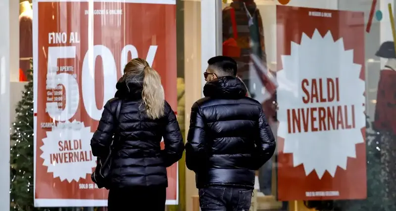 Al via i saldi invernali: domani parte la Valle d’Aosta, sabato le altre Regioni. Confcommercio: «Spesa media 137 euro»