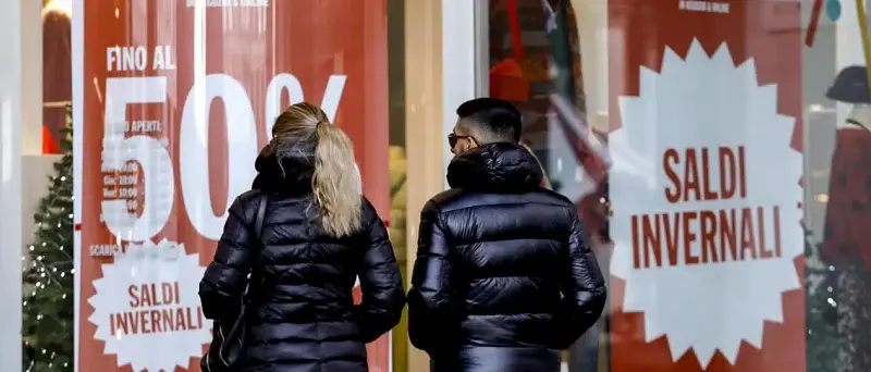 Al via i saldi invernali: domani parte la Valle d’Aosta, sabato le altre Regioni. Confcommercio: «Spesa media 137 euro»
