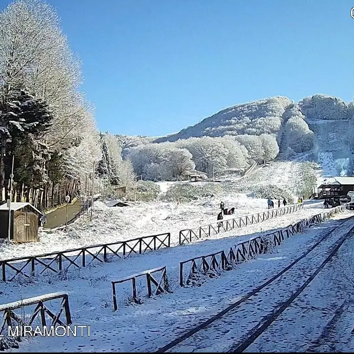 A Gambarie un Capodanno coi fiocchi,\u00A0arriva la prima neve dell’anno\n