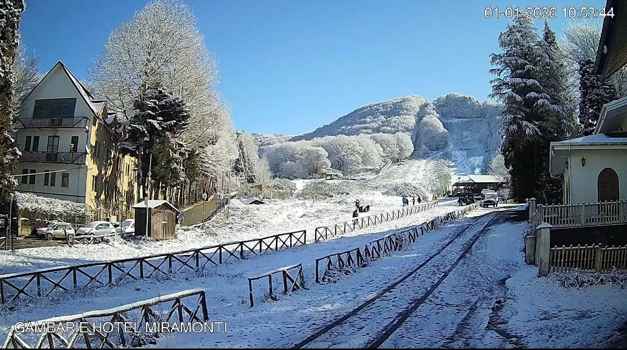 A Gambarie un Capodanno coi fiocchi,\u00A0arriva la prima neve dell’anno\n