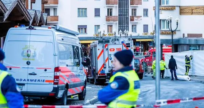 Strage in Svizzera, 40 morti e 100 feriti nell’incendio di un bar: «Vittime non identificabili a causa delle ustioni»\n