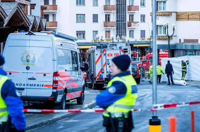 Strage in Svizzera, 40 morti e 100 feriti nell’incendio di un bar: «Vittime non identificabili a causa delle ustioni»\n