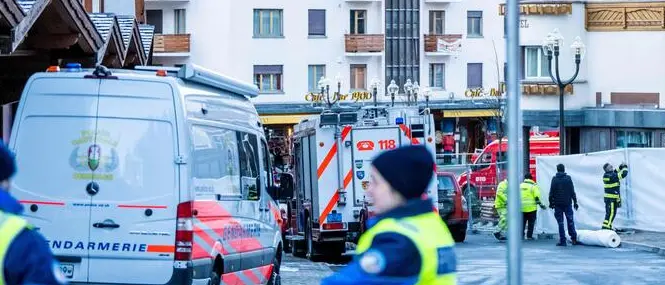 Strage in Svizzera, 40 morti e 100 feriti nell’incendio di un bar: «Vittime non identificabili a causa delle ustioni»\n