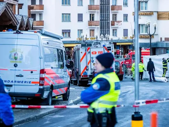 Strage in Svizzera, 40 morti e 100 feriti nell’incendio di un bar: «Vittime non identificabili a causa delle ustioni»