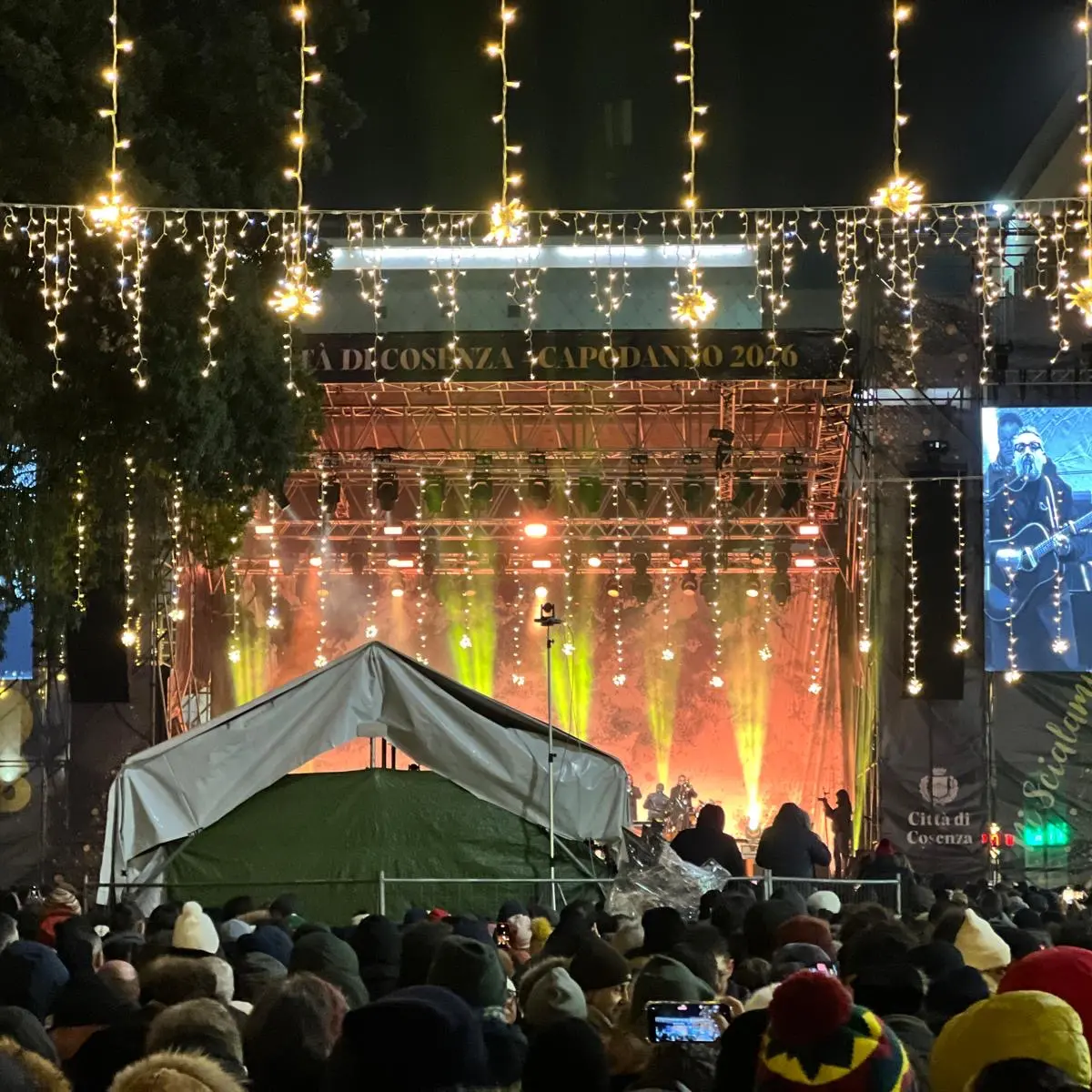 L’antropologia della tenerezza: perché il Capodanno di Brunori a Cosenza è stato un atto politico\n\u00A0\n