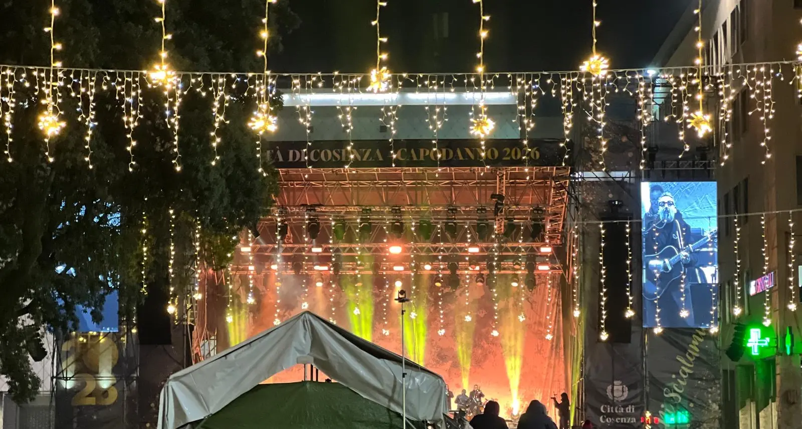 L’antropologia della tenerezza: perché il Capodanno di Brunori a Cosenza è stato un atto politico\n\u00A0\n