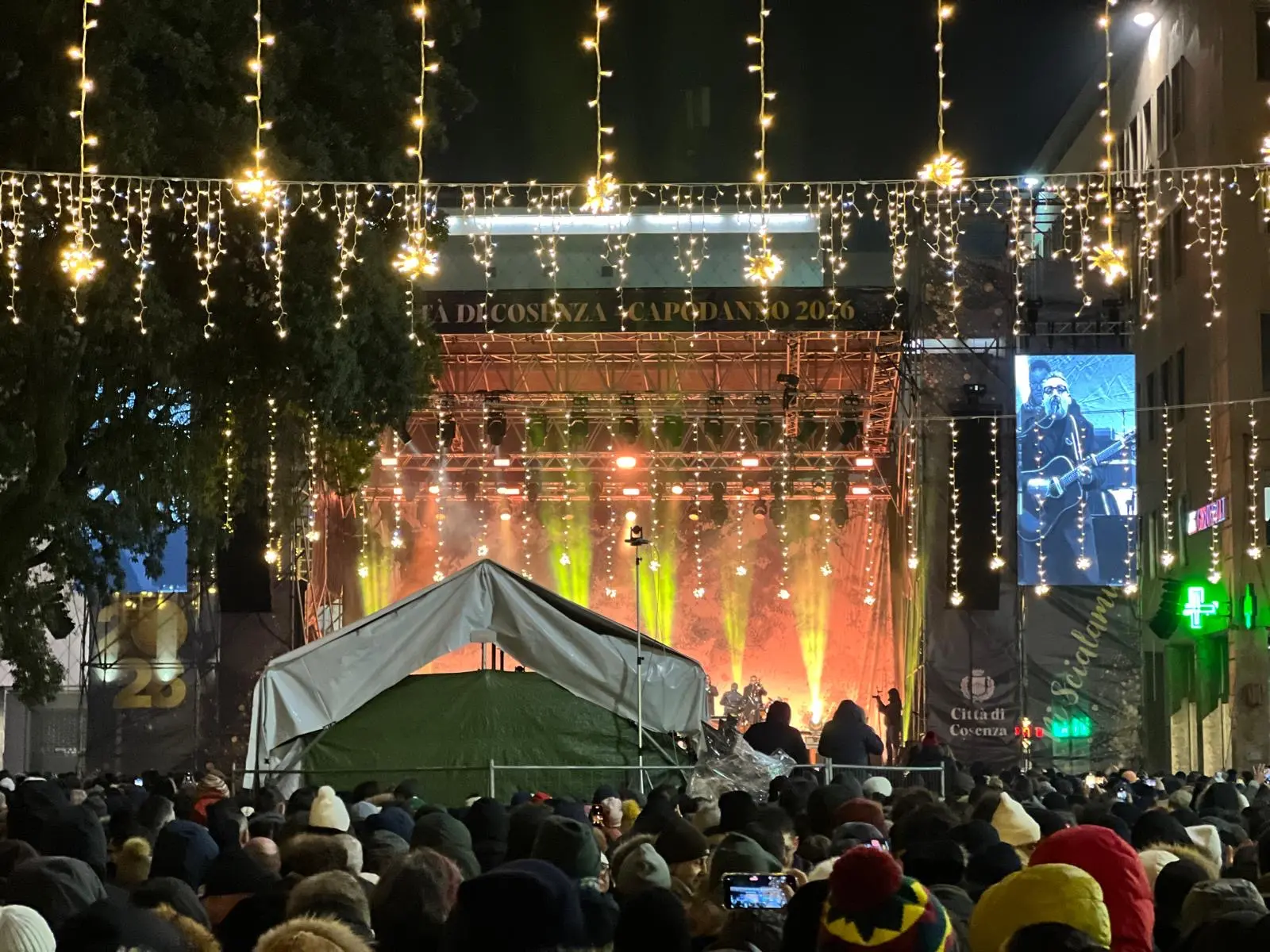 L’antropologia della tenerezza: perché il Capodanno di Brunori a Cosenza è stato un atto politico