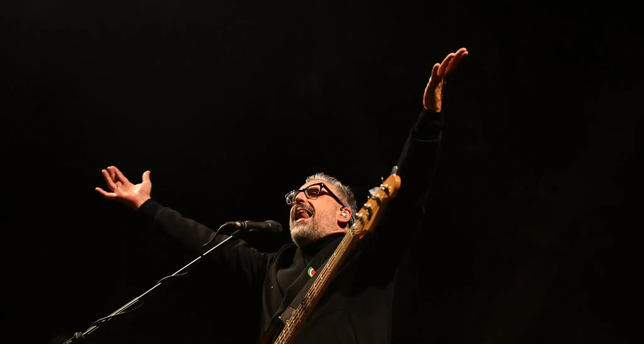 Brunori a Cosenza come gli Oasis a Manchester, ovazione per Dario nella notte di Capodanno