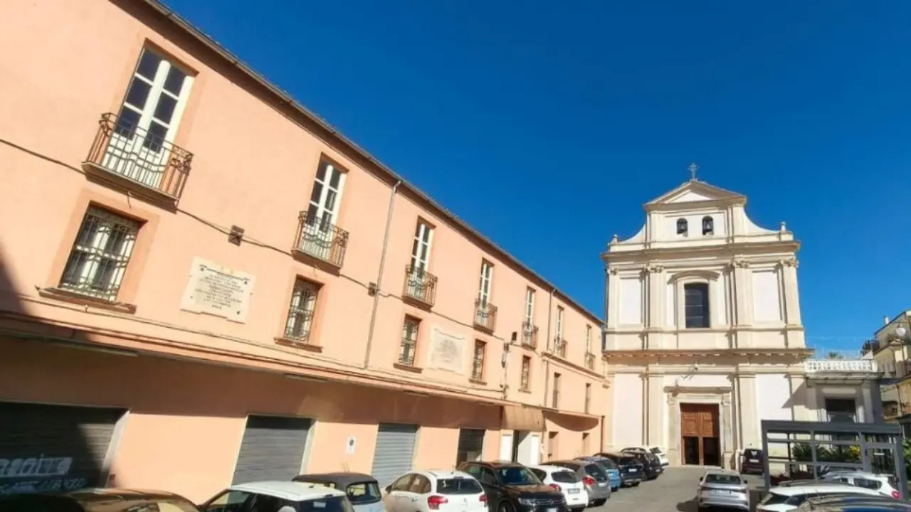 <p>L'ex caserma Garibaldi a Vibo</p>\\n