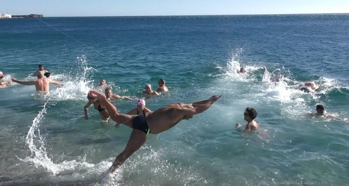 Crotone, più di 250 temerari sfidano il gelo per il tradizionale Tuffo di Capodanno\n