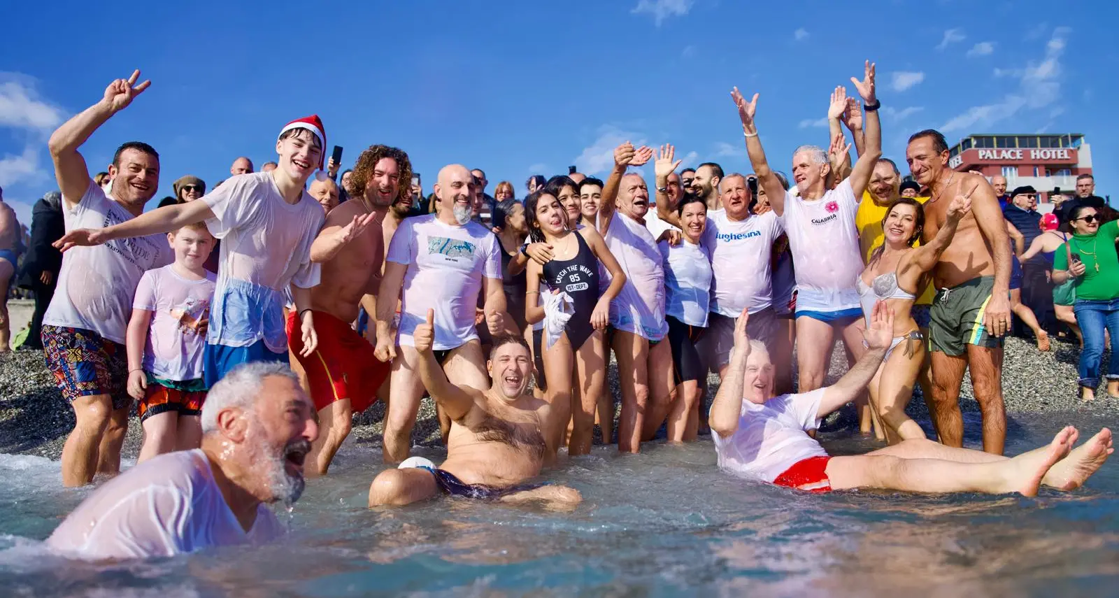 In 150 gli intrepidi (tra cui il Prefetto) al XX Tuffo di Capodanno di Catanzaro