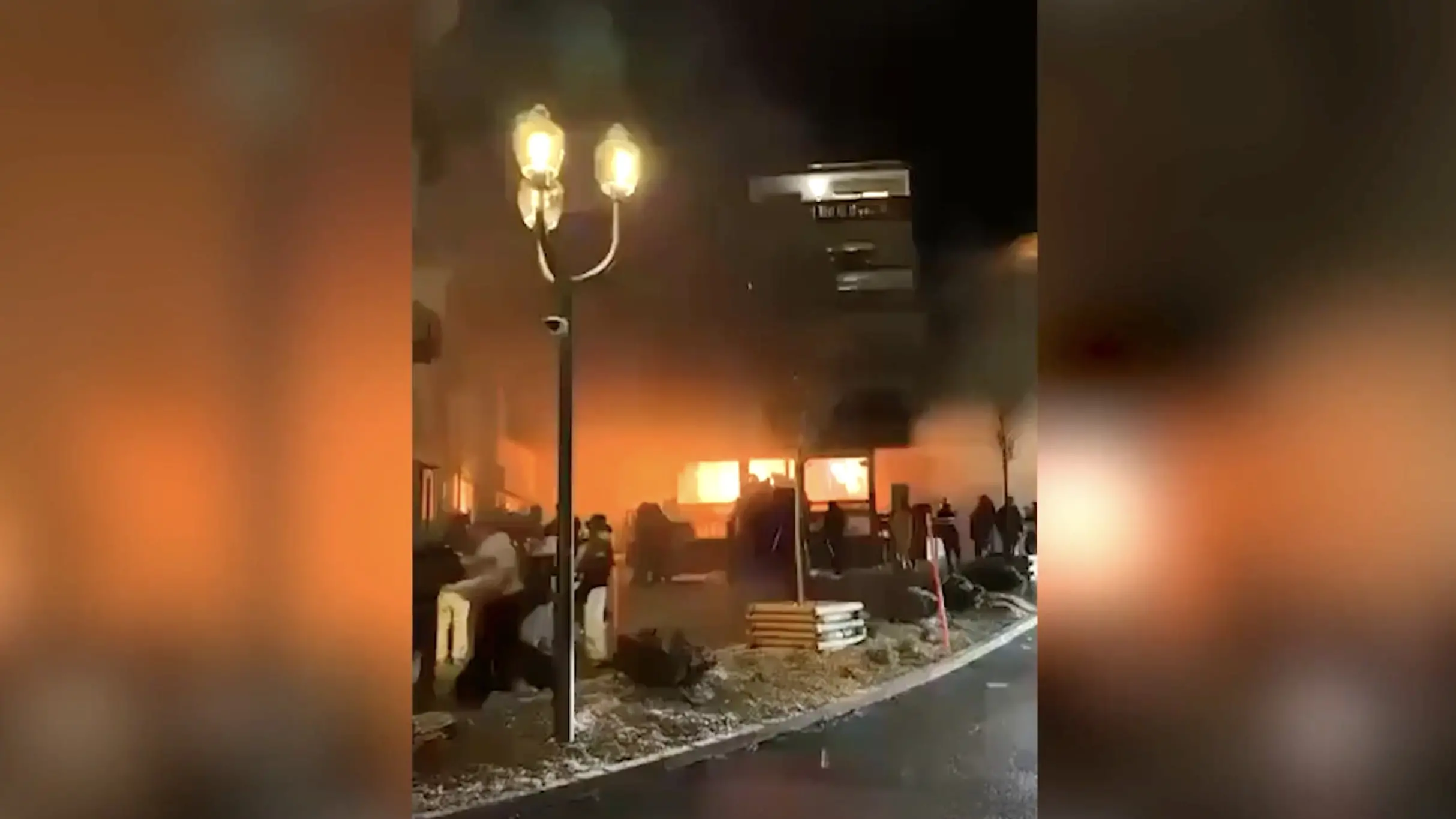 Fiamme e gente in fuga dopo l\\u2019esplosione mortale durante la festa di capodanno a Crans-Montana