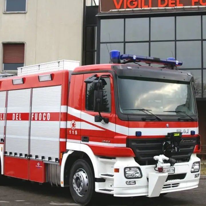 In fiamme diversi mezzi di un deposito nel Cosentino, indagini in corso