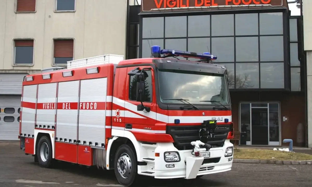 Frascineto, incendio distrugge mezzi in un deposito: indagini dei carabinieri\n