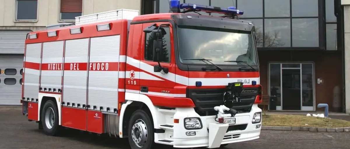 Frascineto, incendio distrugge mezzi in un deposito: indagini dei carabinieri\n