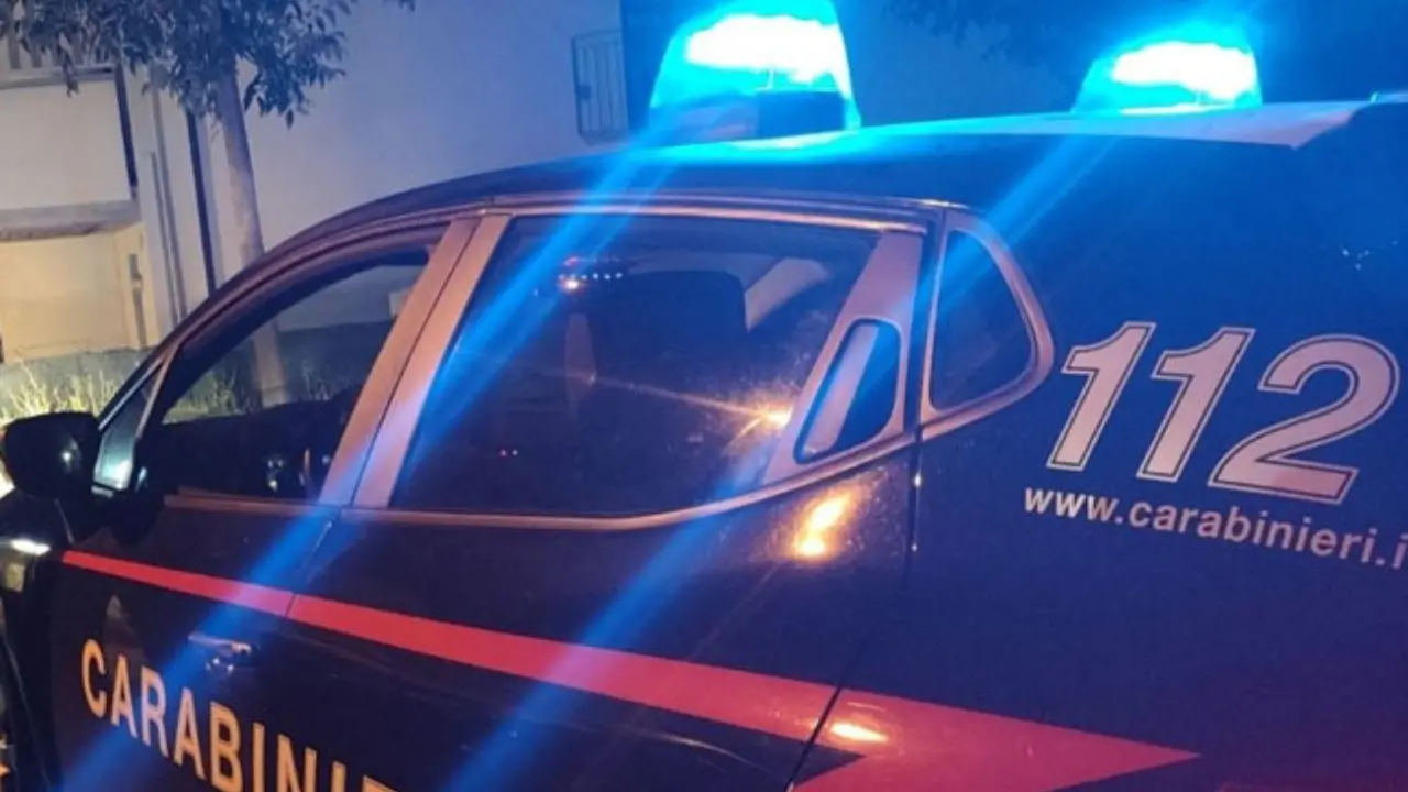 Notte di paura a San Giovanni in Fiore, ventenne accoltella l’ex in un locale: salva grazie all’intervento di altri giovani\n