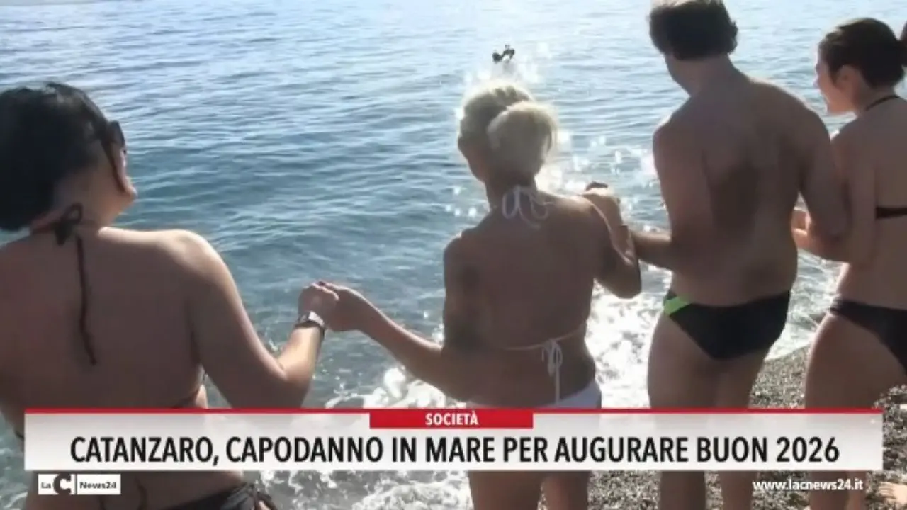 Catanzaro, Capodanno in mare per augurare buon 2026