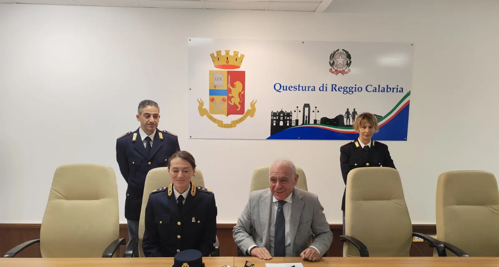 Da Reggio Calabria a Messina, i saluti (e il consiglio) del «Questore dello Stretto» La Rosa: «Cittadini, denunciate»