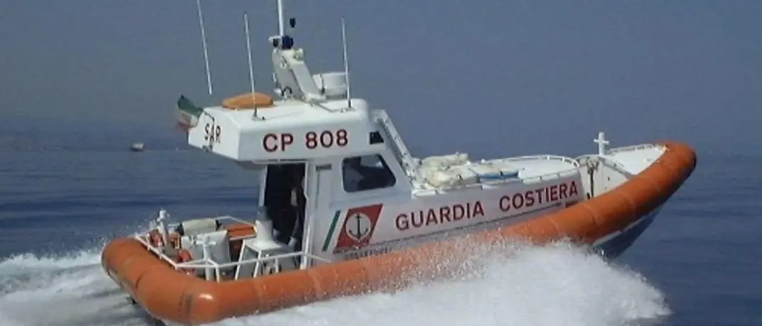 Barca alla deriva per un guasto al motore, pescatore in difficoltà soccorso al largo di Tropea\n