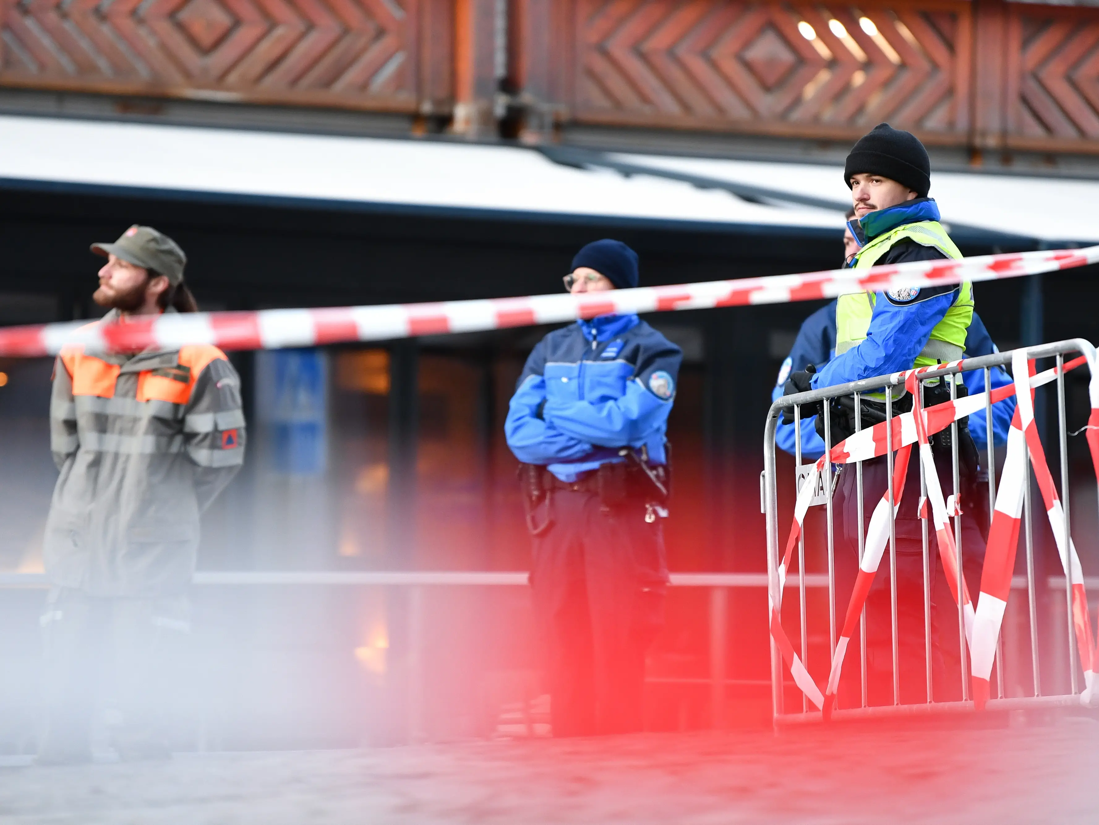 Strage Crans-Montana, la procuratrice: «S’indaga per omicidio e lesioni». Incendio probabilmente partito dalle candele sullo champagne