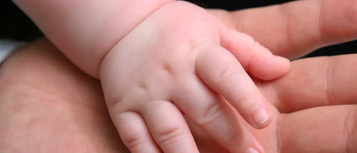 Una nascita contro il silenzio dei borghi: la piccola Lara e la sfida allo spopolamento delle aree interne\n