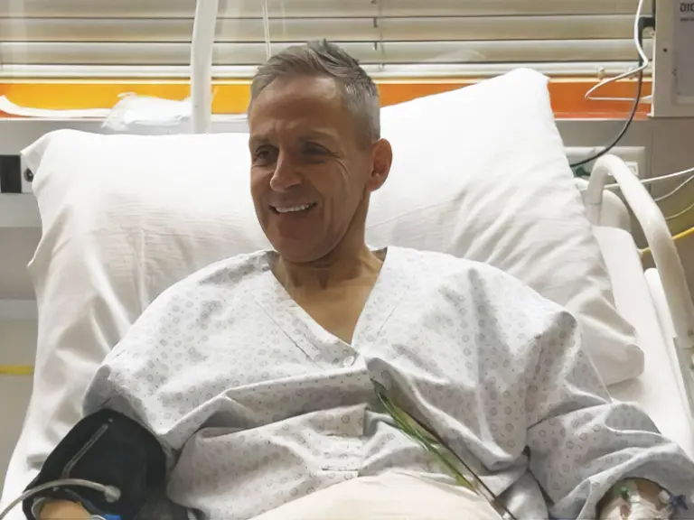 Tragedia di Capodanno a Crans Montana, il padre eroe di Reggio Calabria: «Ho rotto una porta e tirato fuori i ragazzi»