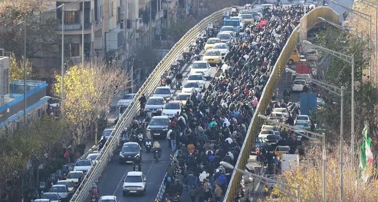 Iran in fiamme, studenti e donne contro il regime: repressione e arresti nel silenzio dell’Occidente\n