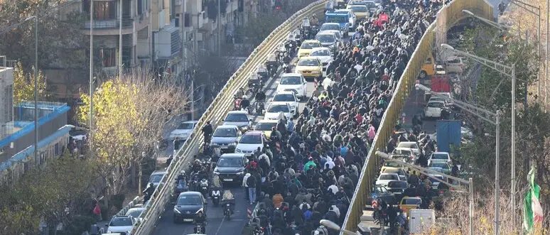 Iran in fiamme, studenti e donne contro il regime: repressione e arresti nel silenzio dell’Occidente\n