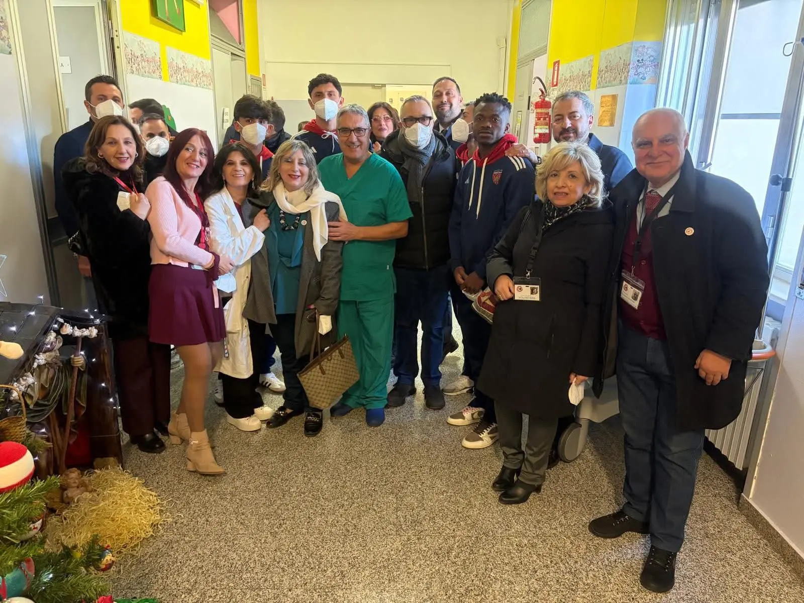 Cosenza Calcio all’Annunziata: sorrisi e speranza nei reparti di pediatria e oncologia\n\n\n