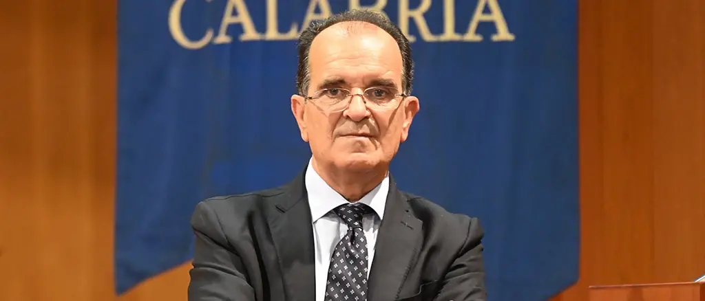 «Un\u00A0presidente\u00A0che si comporta da imperatore»: Bruno accusa Occhiuto\u00A0e rilancia l’opposizione dei “padri nobili”\n