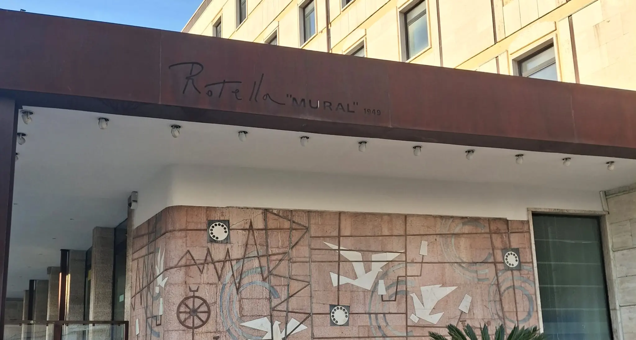 Corso Mazzini, ripulito il murale dell’artista catanzarese Mimmo Rotella\n