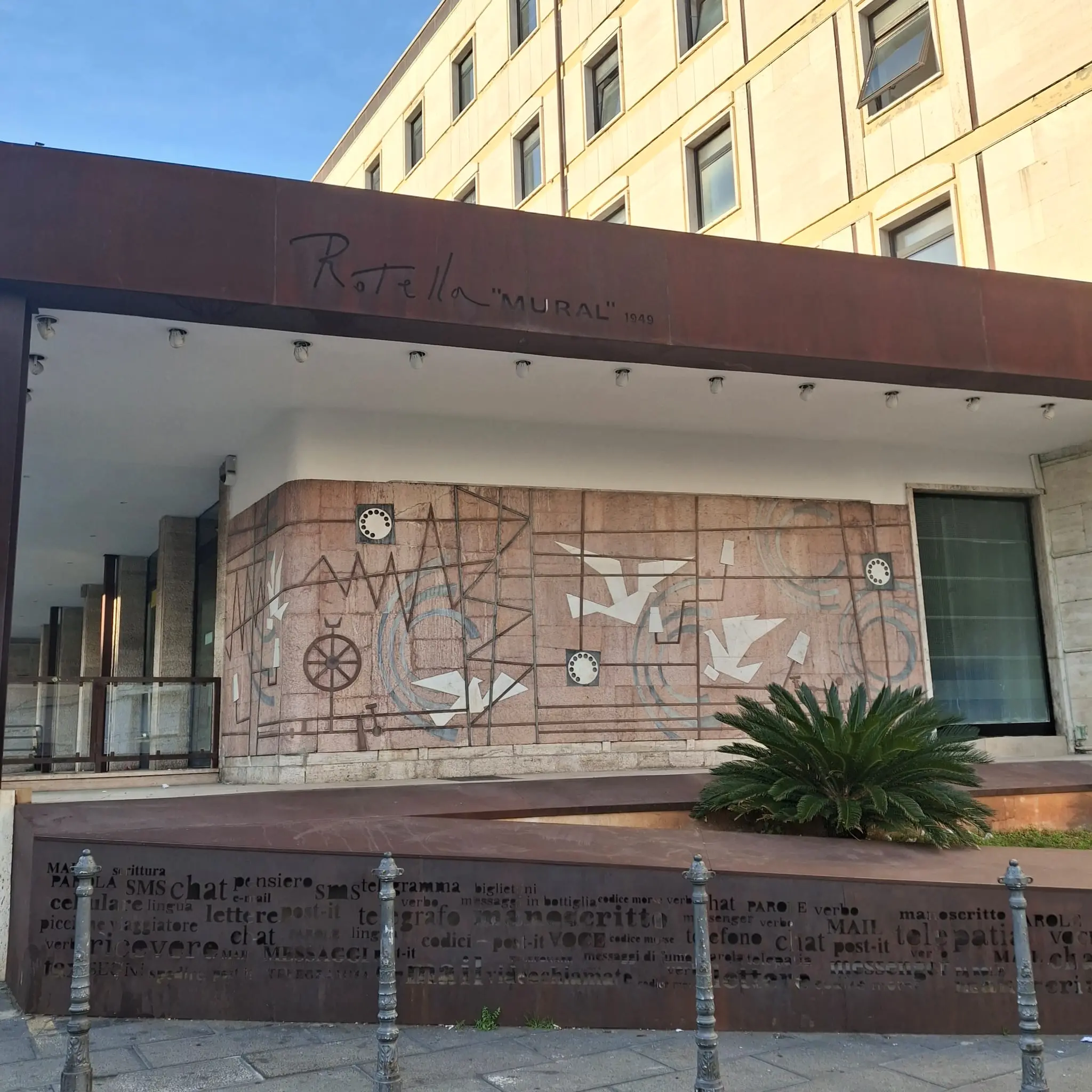 Corso Mazzini, ripulito il murale dell’artista catanzarese Mimmo Rotella\n