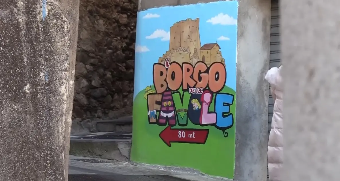 «Le vie di Belcastro come\u00A0un libro delle favole», tanti visitatori nel\u00A0borgo\u00A0tornato a nuova vita grazie ai murales\n