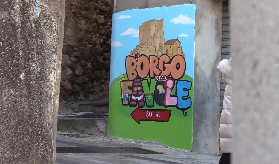 «Le vie di Belcastro come\u00A0un libro delle favole», tanti visitatori nel\u00A0borgo\u00A0tornato a nuova vita grazie ai murales\n