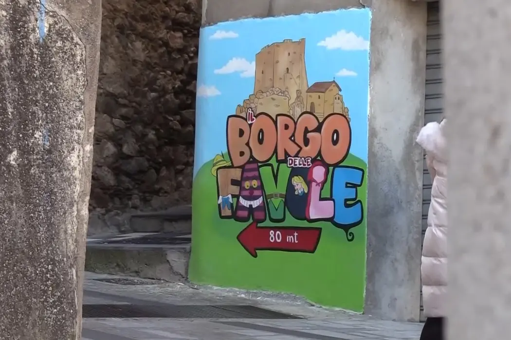 «Le vie di Belcastro come\u00A0un libro delle favole», tanti visitatori nel\u00A0borgo\u00A0tornato a nuova vita grazie ai murales\n