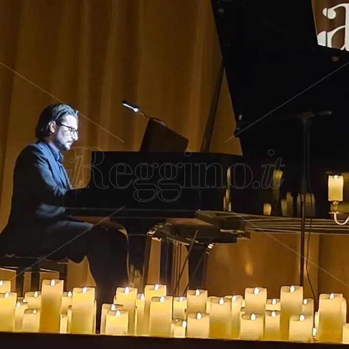 Musica, cinema ed emozioni al cineteatro Odeon di Reggio, tra le candele Lorenzo Bevacqua suona le melodie di Hans Zimmer\n