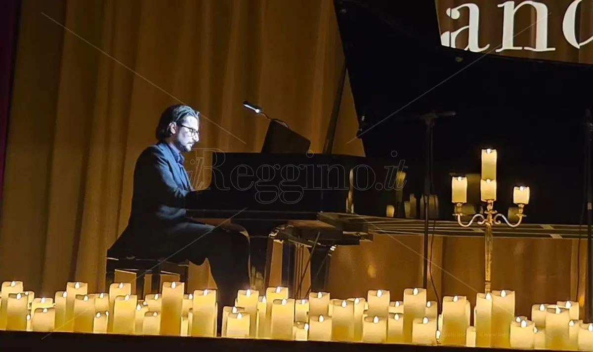 Musica, cinema ed emozioni al cineteatro Odeon di Reggio, tra le candele Lorenzo Bevacqua suona le melodie di Hans Zimmer\n