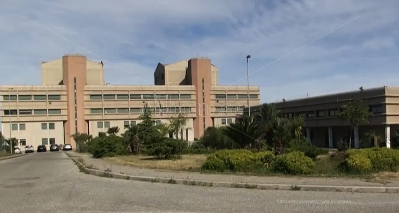 Pubblica sui social le immagini del cortile del carcere di Vibo, revocato l’affidamento in prova a un 53enne di Piscopio\n