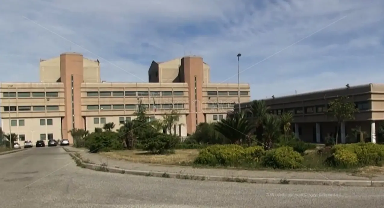 Pubblica sui social le immagini del cortile del carcere di Vibo, revocato l’affidamento in prova a un 53enne di Piscopio\n