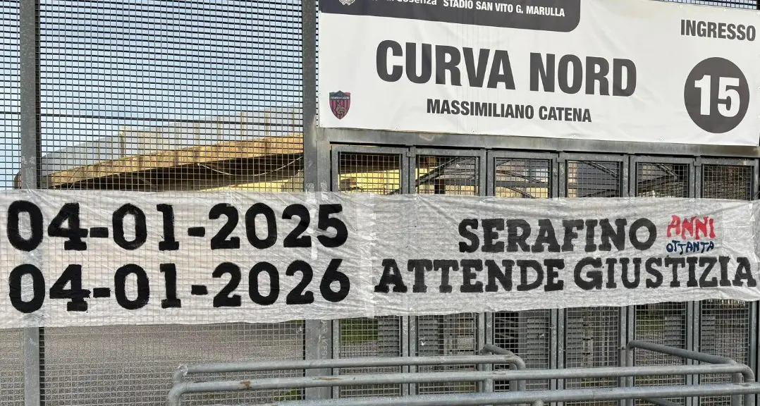 Un anno dalla morte di Serafino Congi, gli ultras del Cosenza chiedono «giustizia» con uno striscione\n