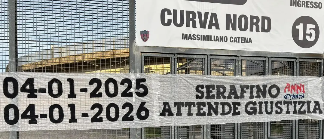 Un anno dalla morte di Serafino Congi, gli ultras del Cosenza chiedono «giustizia» con uno striscione\n