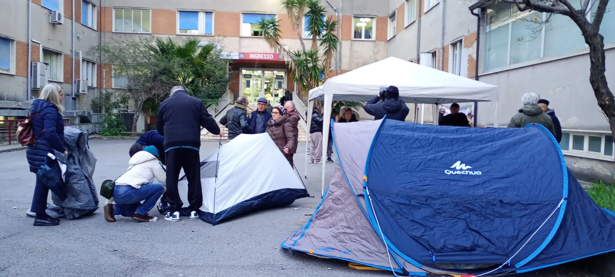 Attivisti piantano le tende all'ingresso dell'ospedale di Polistena