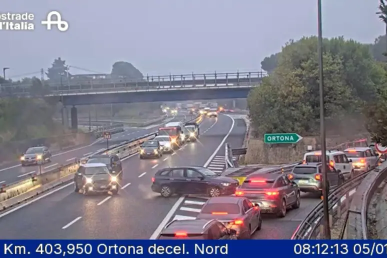 Assalto a un portavalori lungo la A14 nel Chietino con chiodi e fumogeni\n